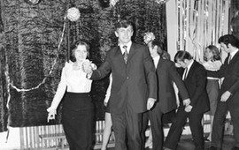 tak-kiedys-wygladal-bal-w-prl-u-tegoroczny-maturzysta-nie-odpowie-nawet-na-5-pytan-