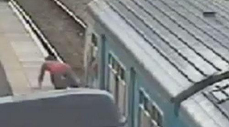 Mozgó vonat előtt rohant át az utas – Videó