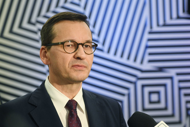 Bruksela, Belgia, 18.07.2020. Premier RP Mateusz Morawiecki podczas konferencji prasowej po pierwszym dniu szczytu UE w Brukseli, w nocy z 17 bm. na 18 bm. Na dwudniowym szczycie UE unijni liderzy dyskutuja na temat wieloletniego budżetu wspólnoty na lata 2021-2027 oraz Europejskiego Instrumentu na rzecz Odbudowy. (mr/rp) PAP/Radek Pietruszka