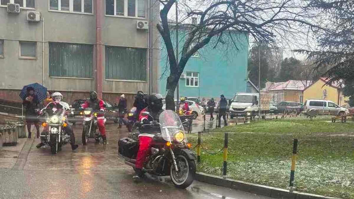 Deda Mrazovi na motorima u Nisu