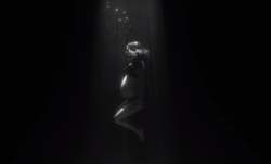 Półnaga ciężarna Natalie Portman w niezwykłym klipie Jamesa Blake'a. Zobacz TELEDYSK