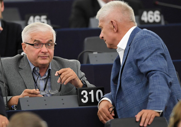 Strasburg, Francja, 03.07.2019. Eurodeputowani Włodzimierz Cimoszewicz (C) i Marek Belka (P) w Parlamencie Europejskim w Strasburgu, 3 bm. (soa) PAP/Radek Pietruszka