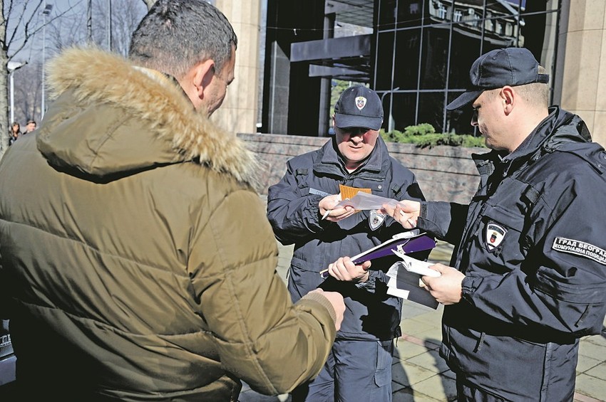 Komunalni policajci naplaćuju kaznu za parkiranje