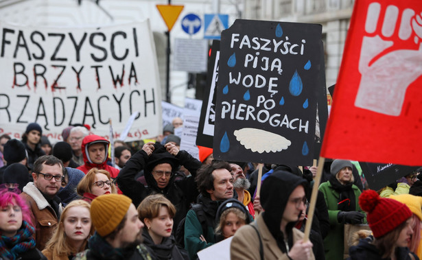 "Solidarność naszą bronią, a rasiści niech się gonią". Ulicami Warszawy przeszedł marsz