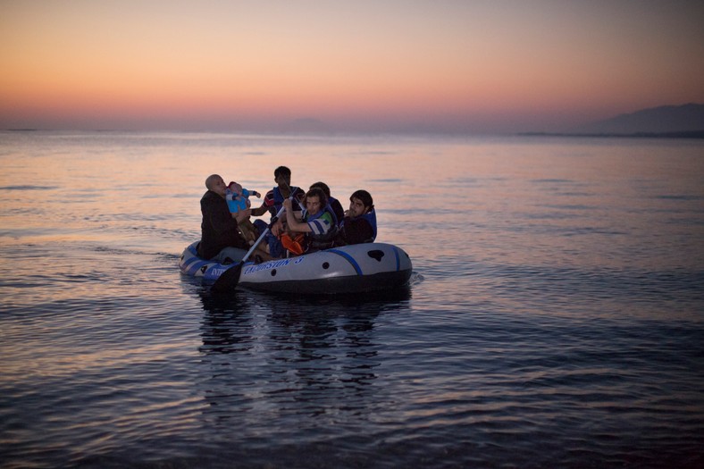 Imigranci z Syrii w drodze na grecką wyspę Kos (2015 r.)