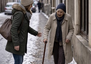 Mlađa osoba ustupa prolaz starijoj gospođi, ilustracija