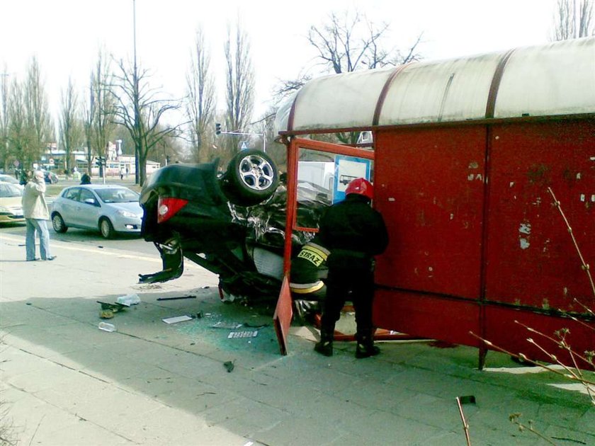 Auto zmiażdżyło przystanek! Cudem nikt nie zginął!