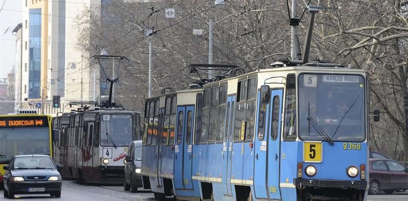 Groził pasażerom nożyczkami w tramwaju