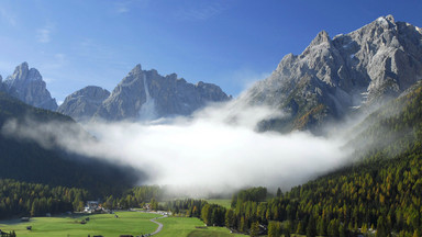 Oberwanie fragmentu skalnego we włoskich Dolomitach. Kilka osób nie żyje 