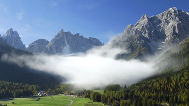 Oberwanie fragmentu skalnego we włoskich Dolomitach. Kilka osób nie żyje 