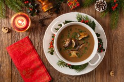 Doskonała alternatywa dla czerwonego barszczu. Tak wigilijny żur grzybowy robi Jakub Kuroń