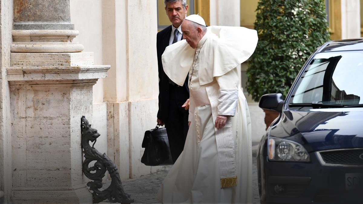 Papież Franciszek w drodze na spotkanie z polską parą prezydencką, fot. Piotr Nowak/PAP