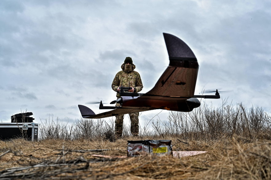 Ukraiński żołnierz steruje dronem
