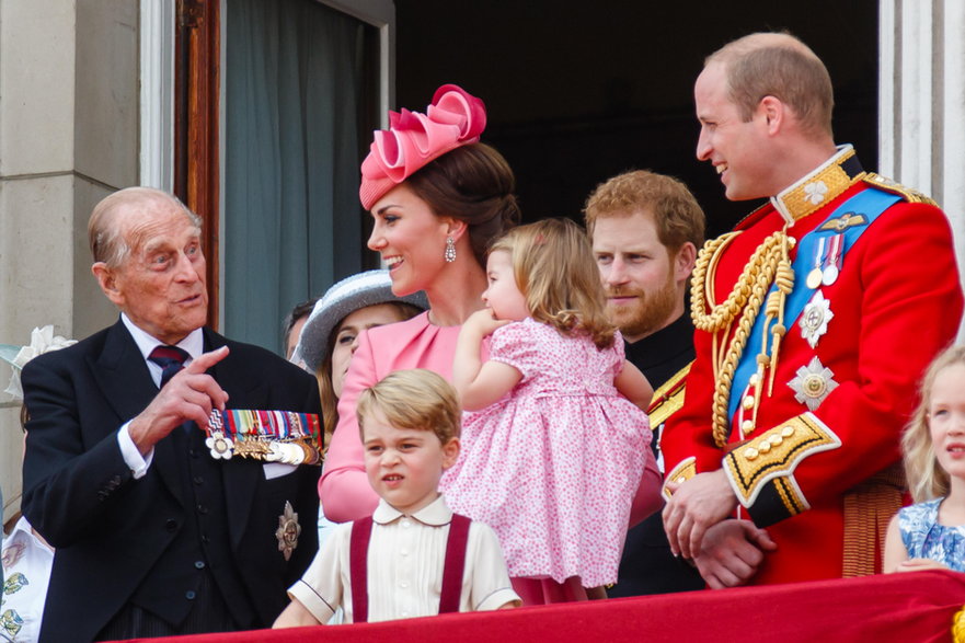 Rodzina królewska na balkonie Pałacu Buckingham (na pierwszym planie: książę Filip, Kate Middleton, Charlotte, George i książę William)