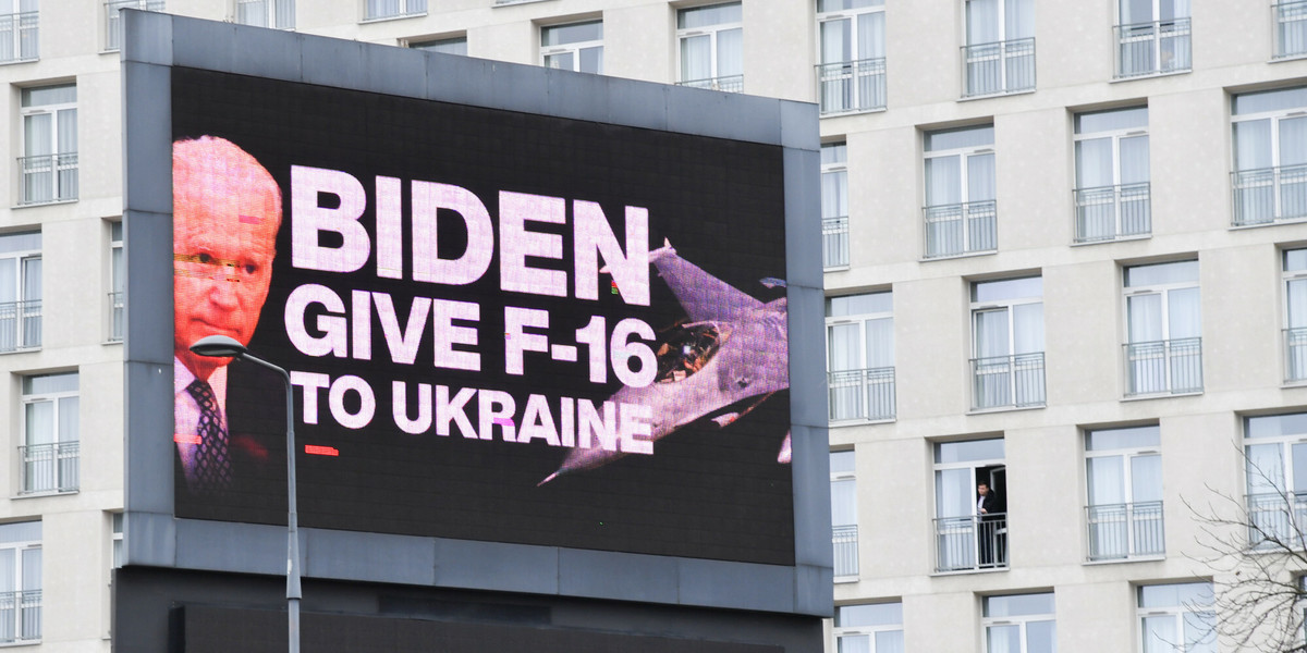 Banner widoczny podczas wizyty prezydenta USA w Warszawie.