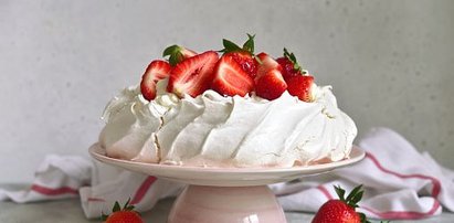 Tort bezowy Pavlova z truskawkami