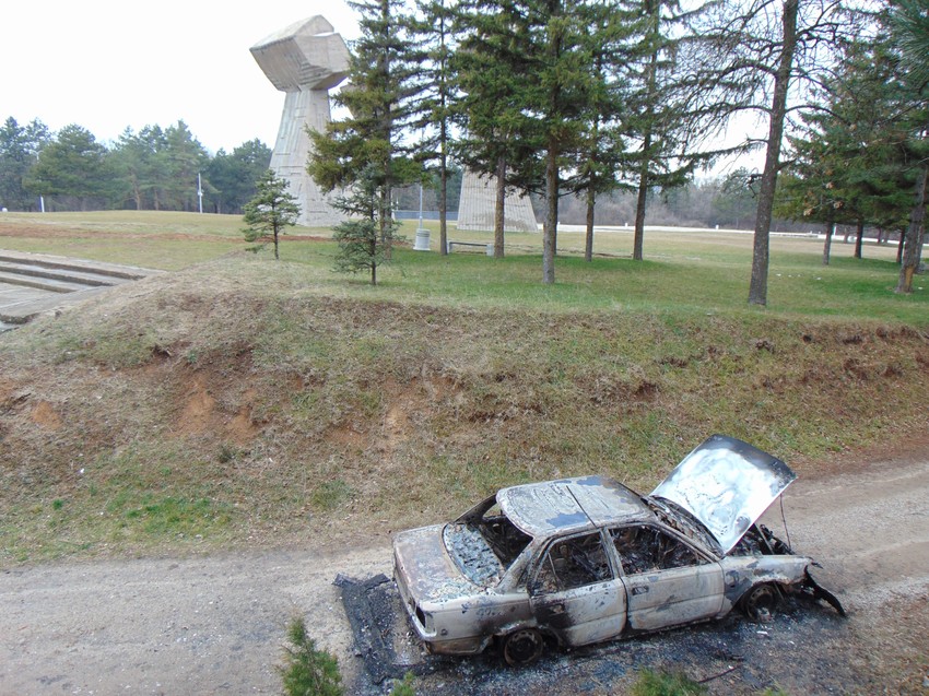 Automobil goreo tridesetak metara od spomenika Tri pesnice streljanim rodoljubima
