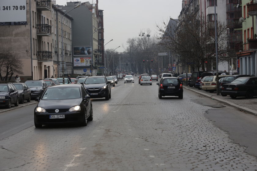 Ul. Wyszyńskiego we Wrocławiu, odcinek między ul. Nowowiejską a ul. Mosbacha