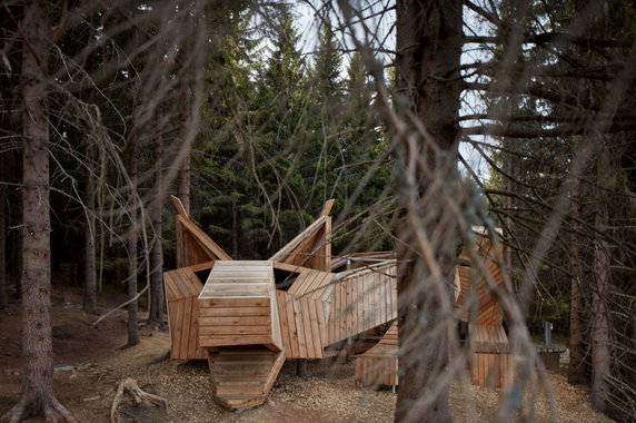 W Karkonoszach zbudowali park rozrywki z ogromnymi rzeźbami. Oto Pecka Playspace