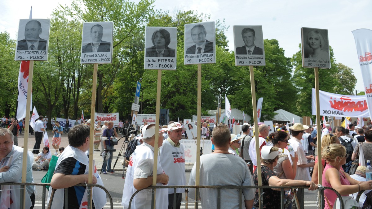 Prokuratura bada, czy wszcząć śledztwo w sprawie blokady Sejmu przez związkowców Solidarności. Decyzja zależy od ustalenia, czy stosowali oni przemoc lub groźby bezprawne. Sejm zawiadomił prokuraturę o "bezprawnym pozbawieniu wolności" - m.in. posłów.