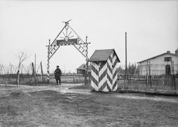 Wejście do polskiego posterunku granicznego. Kołosowo było folwarkiem w powiecie stopłeckim, przez którego teren przechodziła trasa kolejowa Warszawa-Moskwa (1934, CC0 1.0 Universal (CC0 1.0) Przekazanie do Domeny Publicznej).