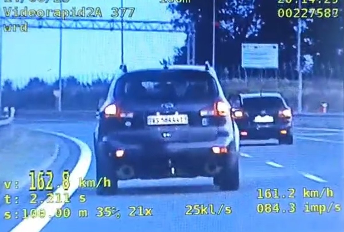 Groza na drodze. Pijany kierowca z dziećmi w samochodzie