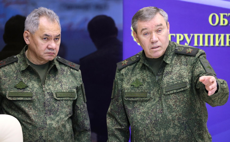 Minister obrony Rosji Siergiej Szojgu (po lewej) i szef Sztabu Generalnego Walerij Gierasimow, 17 grudnia 2022 r.