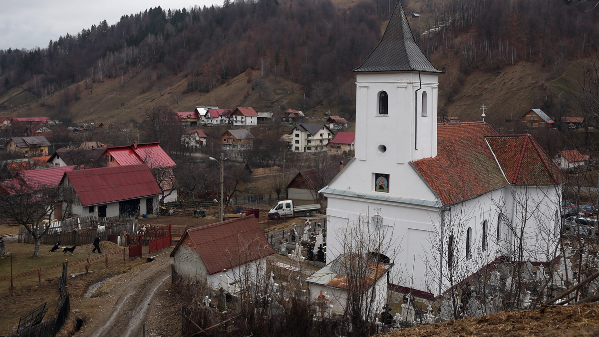 - Budowa nowych miejsc kultu to nie kaprys, ale liturgiczne konieczność - stwierdza Biuro Prasowe Rumuńskiego Kościoła Prawosławnego. W opublikowanym w Bukareszcie komunikacie skrytykowano tendencyjność wyemitowanego 3 sierpnia filmu BBC. - Pomimo że jest to najbiedniejszy kraj Unii Europejskiej, buduje się tam co trzy dni nowy kościół - przekonywali autorzy filmu.