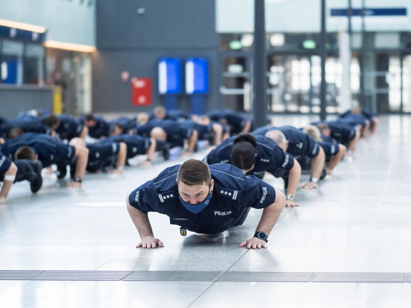 Policjanci robili pompki, żeby pomagać