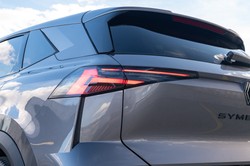 Rodzinne Renault jeździ za grosze. Hybryda oszczędza, bagażnik zaskakuje