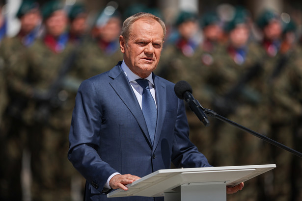 Premier Donald Tusk podczas uroczystych obchodów 80. rocznicy Bitwy o Monte Cassino, odbywających się na Rynku Głównym w Krakowie