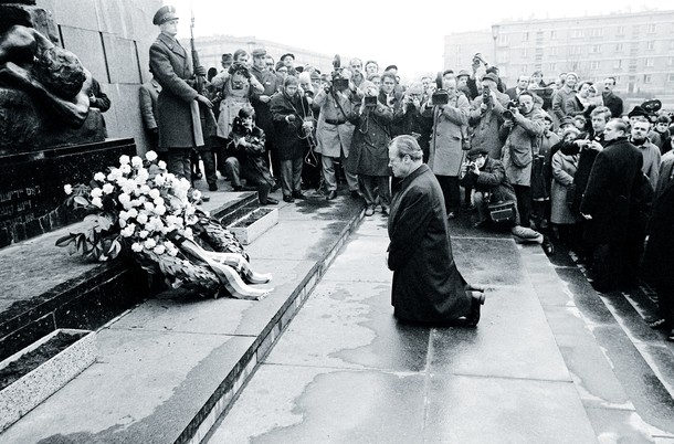 Kanclerz Niemiec Willy Brandt klęczy przed pomnikiem Bohaterów Getta w Warszawie, 7 grudnia 1970 r.