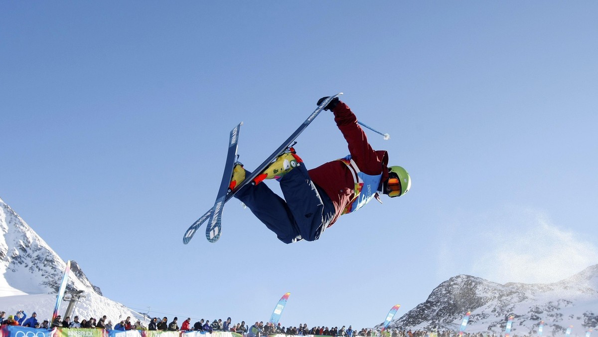 Podczas Pierwszych Zimowych Młodzieżowych Igrzysk Olimpijskich swój debiut miała mieć rywalizacji w ski crossie. Niestety z powodu znacznych opadów śniegu i mocnego wiatru zawody zostały odwołane, a sędziowie uznali wyniki z klasyfikacji.