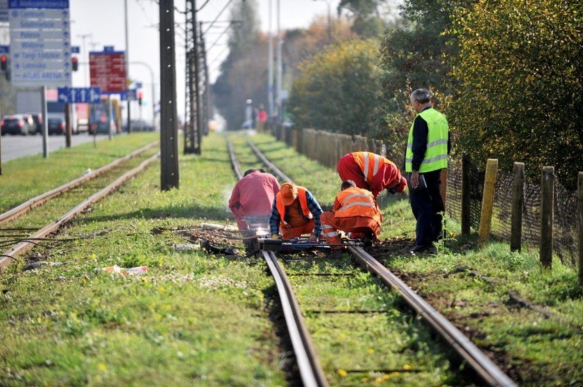 Pęknięte tory tramwajowe na Aleksandrowskiej w Łodzi