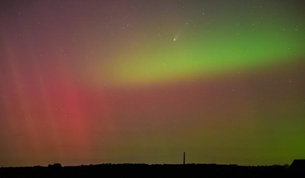 Kometa Lemon spram polarne svetlosti 18. oktobra
