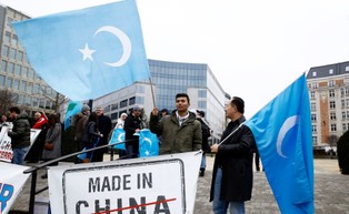 USA zakazują importu bawełny z chińskiego Sinciang, gdzie Ujgurzy są zmuszani do pracy