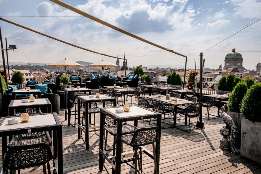 Dans la ville fédérale, vous prendrez un repas estival léger sur le toit-terrasse du Schweizerhof.