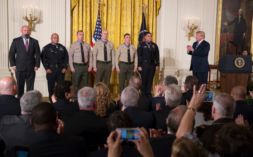 Tramp je odlikovao četiri osobe zbog hrabrosti pokazane tokom dva masakra, u El Pasu i Dejtonu