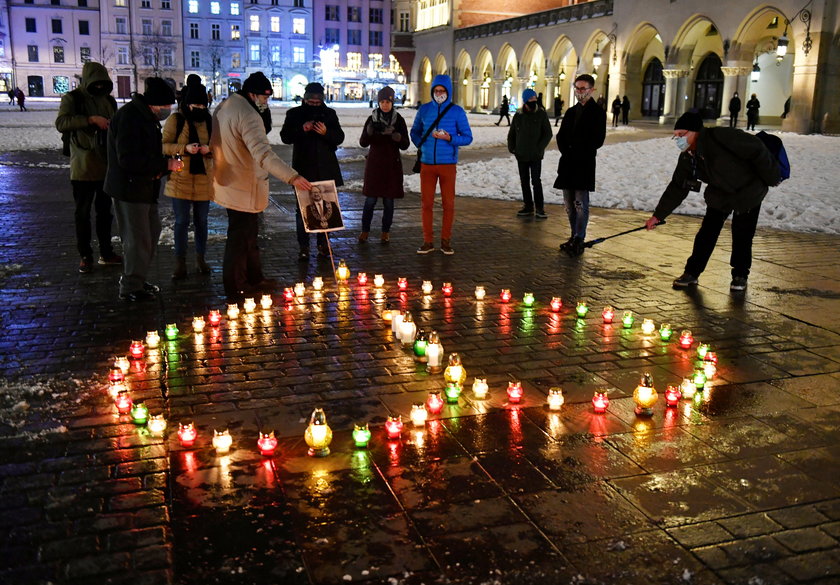 Serce ze zniczy na Rynku Głównym w Krakowie