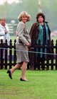 Kamilla királynő 1992-ben. Az uralkodóné a '80-as és 'a 90-es években imádta kosztümöket - és a válltöméseket is. Mondhatni ez, valamint az ehhez hasonló darabok voltak akkoriban a ruhatárának az alapdarabjai. 