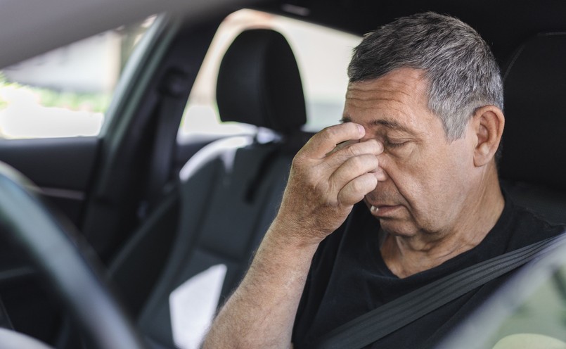 Senior w samochodzie