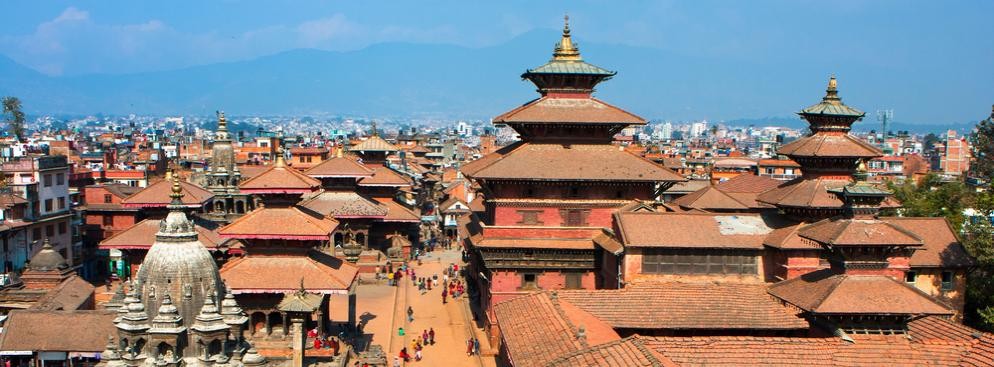 Katmandu to mistyczne i magiczne miejsce, skarbnica starożytnych budowli. Znajdujący się w samym centrum miasta starożytny plac Durbar jest wpisany na listę światowego dziedzictwa UNESCO. Mieści się w nim legendarna świątynia Kasthamandap, dziedzińce, fontanny i stary pałac królewski. Katmandu to doskonała baza wypadowa na wycieczki po Nepalu i wspinaczki w Himalajach.