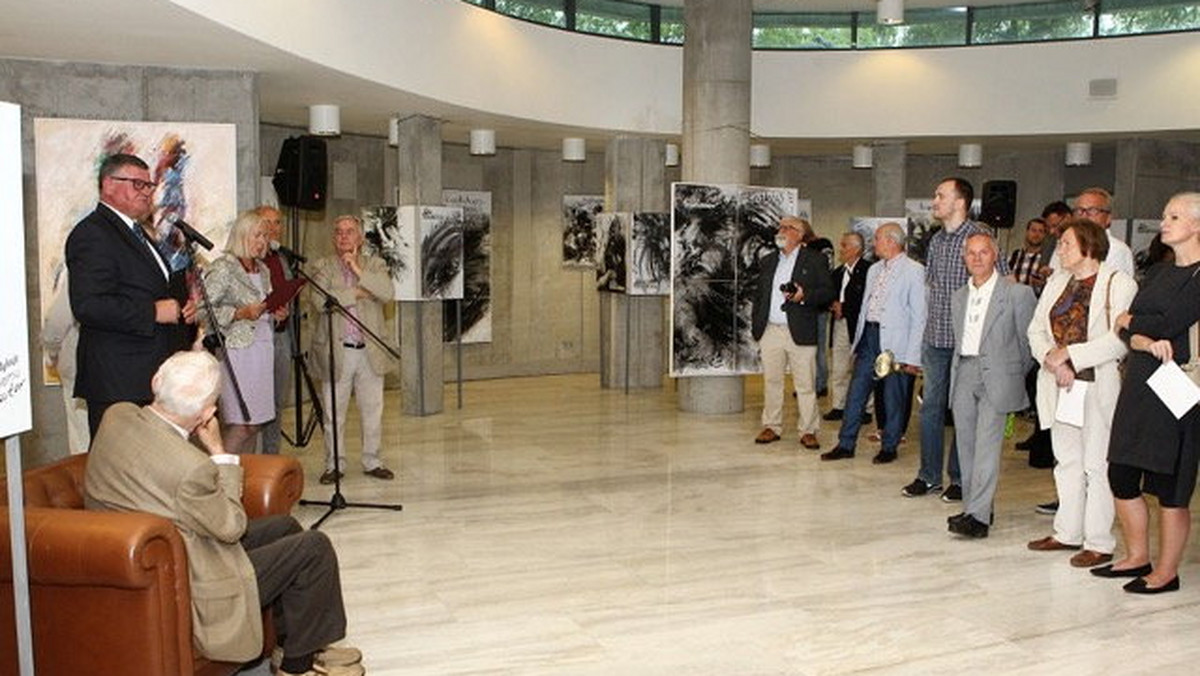 W Centrum Olimpijskim w Warszawie można już oglądać wystawę "Peleton Tour de Pologne" zorganizowaną przez Muzeum Sportu i Turystyki. W wernisażu wzięli udział między innymi autor prac Ireneusz Chmurzyński, słynny dziennikarz sportowy Bogdan Tuszyński oraz patron honorowy wystawy Czesław Lang.