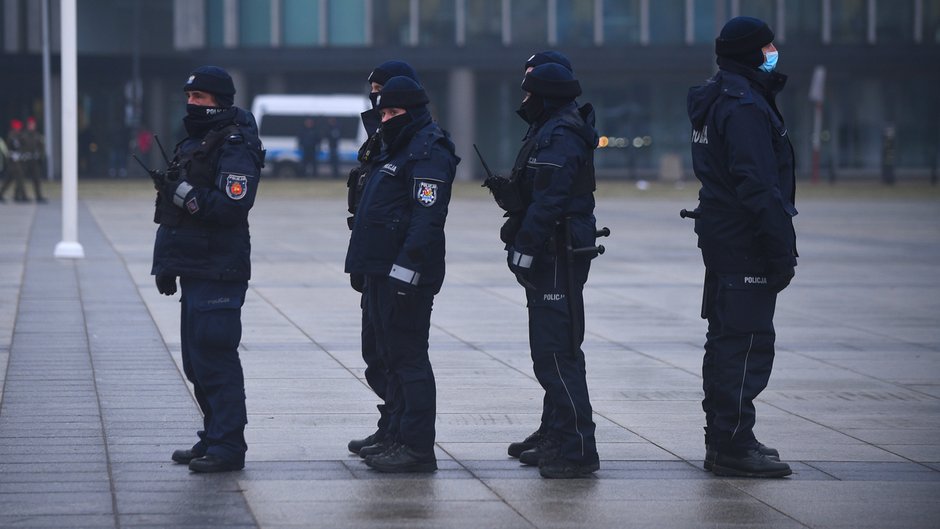 Policjanci zabezpieczający miesięcznicę smoleńską