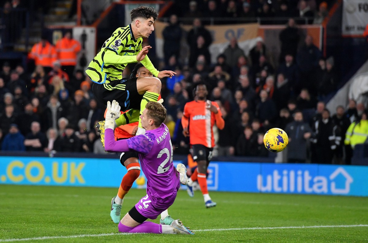 Kai Havertz z Arsenal Londyn pokonuje bramkarza Luton Town Thomasa Kaminskiego