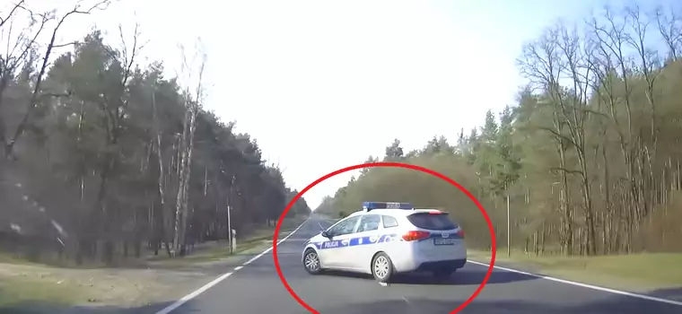 Kierowca wyprzedza, policjant skręca w lewo, dochodzi do zderzenia. Czyja wina?