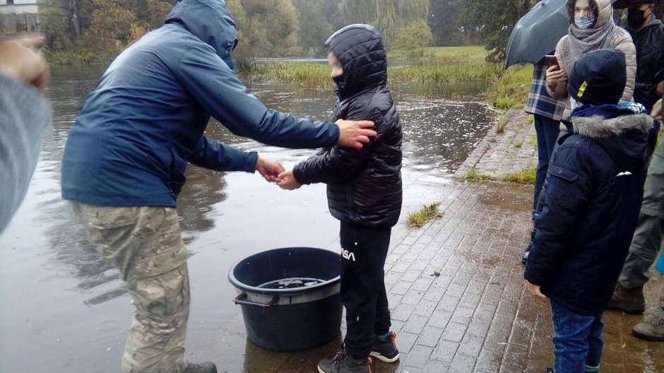 Zarybianie rzeki Regi narybkiem jesiennym. Foto: Starostwo Gryfice