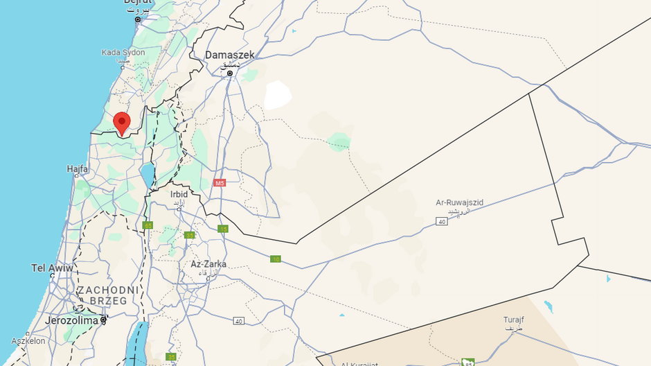 Pojazd został ostrzelany w rejonie miejscowości Rumajsz, leżącej przy granicy z Izraelem