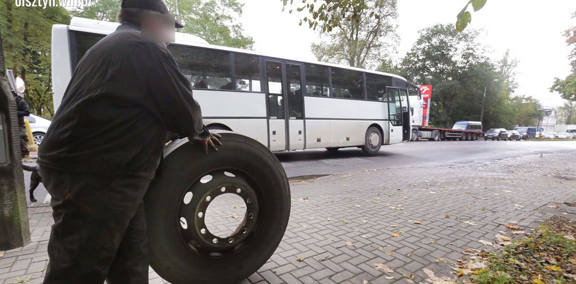 Od autobusu odpadło koło. Mogło zginąć dziecko!