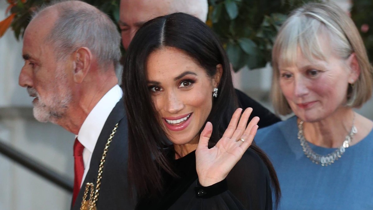 Siostra brytyjskiej księżnej, Samantha Markle, poinformowała na Twitterze o podróży do Londynu. Zamierza osobiście uświadomić Meghan, że stan zdrowia jej ojca jest bardzo zły - czytamy na stronie Londynek.net.